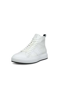 Höga vita sneakers gjorda av texturerat läder med släta snören, vadderad krage och en svart hälflik; sulan är vit med en svart accent.