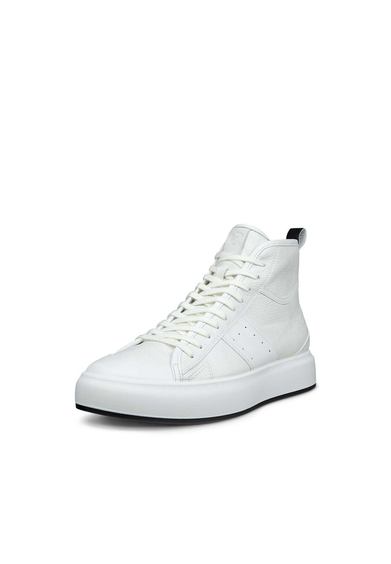 Wysokie białe sneakersy z teksturowanej skóry, z płaskimi sznurówkami, wyściełanym kołnierzem i czarną pętelką na pięcie; podeszwa jest biała z czarnym akcentem.