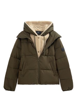 Veste rembourrée vert olive avec une doublure en fausse fourrure beige douce, fermeture éclair, grande capuche et poches latérales ; présente un patch rond sur la manche.