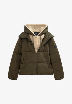 Olijfgroene gevoerde jas met een zachte beige nep-bont voering, ritssluiting, grote capuchon en zijzakken; heeft een ronde patch op de mouw.