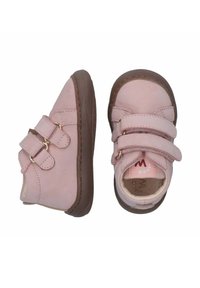 Roze suède peuterschoenen met een ronde neus, bruine rubberen zolen en twee verstelbare klittenbandsluitingen. De binnenvoering is zacht met logodetail.