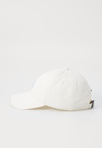 Cappellino da baseball bianco in cotone con visiera curva, logo ricamato sul davanti, fori di ventilazione e cinturino regolabile sul retro.