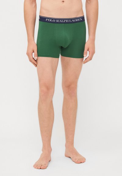Zelene bombažne bokserice z mornarsko modrim pasom, na katerem je logotip "POLO RALPH LAUREN". Prilagojena zasnova, dolžina do sredine stegna, mehak material.