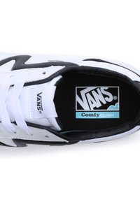 Schwarze und weiße Vans Sneaker mit einem synthetischen Obermaterial, flachen weißen Schnürsenkeln und einer gepolsterten Innensohle mit der Bezeichnung "ComfyCUSH."