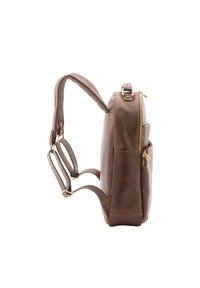 Sac à dos en cuir marron avec des bretelles réglables, doté d'une fermeture zippée et d'une poche latérale. Surface texturée avec des accents dorés.