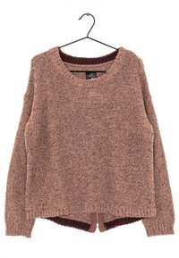 Sweter dziany w ciepłym odcieniu brązu o teksturowanym wykończeniu. Posiada szeroki dekolt oraz bordowy ściągacz u dołu, z detalem w postaci zamka z tyłu.