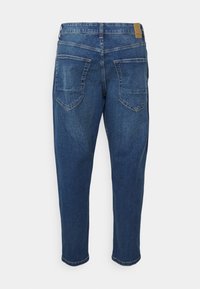 Jeans de denim azul con un diseño ligeramente ajustado, cinco bolsillos y un parche de cuero en la parte posterior de la cintura. Textura suave y estilo casual.