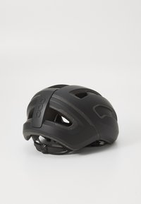 Czarny kask rowerowy o aerodynamicznym kształcie, z otworami wentylacyjnymi, gładką powierzchnią i regulowanym systemem dopasowania z tyłu.