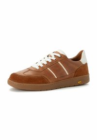 Bruine leren sneaker met witte veters, suède accenten en een rubberen zool. Beschikt over een bruin en crème gekleurd paneelontwerp.