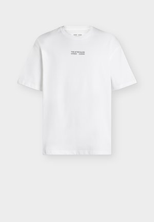 Λευκό T-shirt με κοντά μανίκια και στρογγυλή λαιμόκοψη με μικρό μαύρο κείμενο «THE AFTER GLOW SAMSØE SAMSØE» κεντραρισμένο κοντά στον γιακά.