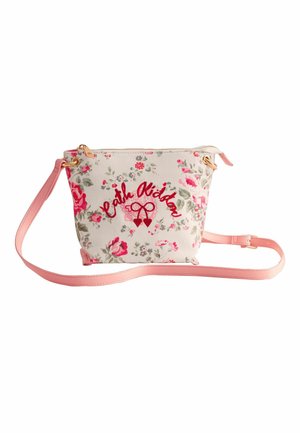 Mała kwiatowa torebka na ramię z różowymi różami, zielonymi liśćmi, czerwonym logo w stylu pisma oraz regulowanym, jasno różowym paskiem.
