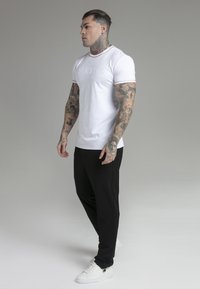 SIKSILK MUSCLE  - Apdrukāts T-krekls - white