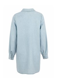 Ljust blå chambrayskjorta med krage, långa ärmar, knappade ärmslut och rak nederkant. Enkel och klassisk design.