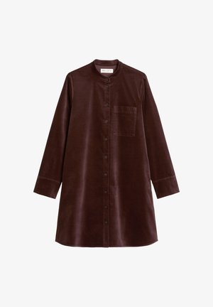 Langärmliges, geknöpftes Kleid aus dunklem burgunderfarbenem Samt. Mit einem Mandarin-Kragen und einer einzigen Brusttasche. Sanfte Textur und lockere Passform.