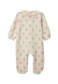 Rompers à manches longues de couleur crème clair, avec un col volanté et un motif intégral de petits nœuds pastel en rose et vert. Tissu doux et texturé.