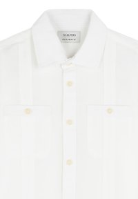 Witte button-up shirt van linnen, met een gestructureerde kraag, twee borstzakken en parelachtige knopen. Glad textuur met een subtiele glans.