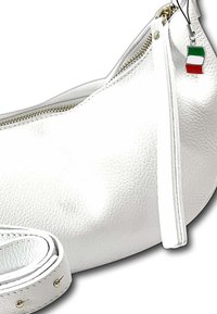 Witte leren handtas met een textured afwerking en een rits sluiting. Inclusief een korte schouderriem en een klein Italiaanse vlag charm als accent.