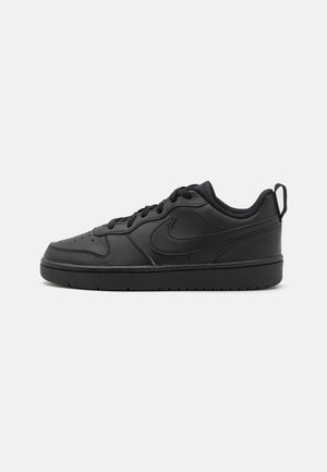 Sort lavtop Nike sneaker med snørebånd foran, Nike swoosh-logo på siden og trækstrop på hælen, vist fra ydersiden.