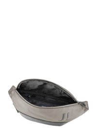 Šedá nylonová taška s hladkým povrchem, vybavená zipovým uzávěrem a vnitřní kapsou. Ozdobena jemným logem na boku.