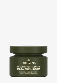 Mørkegrønn krukke med en jevn, matt overflate og et bredt, flatt lokk. Gulltekst merker produktet som "Mega-Mushroom Overnight Recovery Cream."
