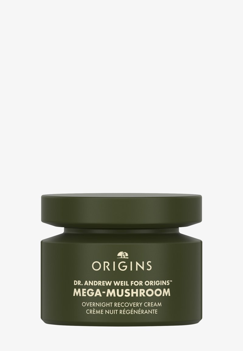 Mørkegrønn krukke med en jevn, matt overflate og et bredt, flatt lokk. Gulltekst merker produktet som "Mega-Mushroom Overnight Recovery Cream."