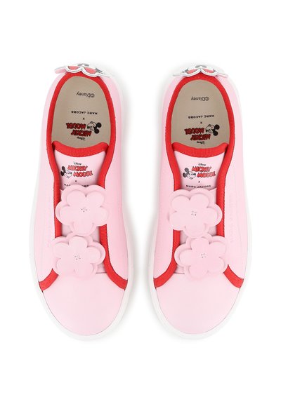 Ροζ sneakers με λαστιχένιο άνοιγμα και κόκκινο περίγραμμα, δύο ροζ λουλουδένια εφαρμογές σε κάθε παπούτσι και λεπτομέρεια με τον Μίκυ Μάους στη φτέρνα και την εσωτερική σόλα.