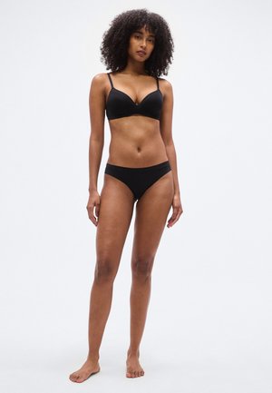 Soutien-gorge rembourré noir avec bretelles réglables, assorti à une culotte bikini noire. Texture lisse, design minimaliste. Sans motifs ni ornements.