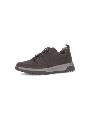 Dunkelgraue Sportschuhe aus Wildleder mit einer strukturierten Oberfläche, runder Zehenform, Schnürverschluss vorne und einer dicken Gummisohle mit leichtem Absatz.