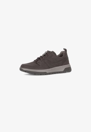 Dunkelgraue Sportschuhe aus Wildleder mit einer strukturierten Oberfläche, runder Zehenform, Schnürverschluss vorne und einer dicken Gummisohle mit leichtem Absatz.