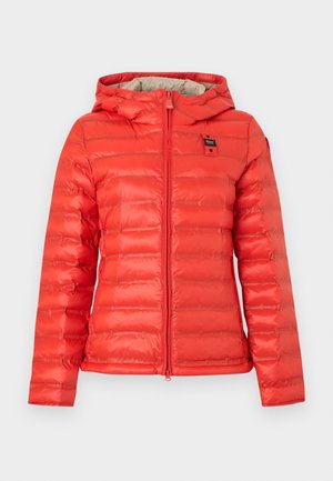 Rote gesteppte Daunenjacke mit Kapuze, Frontreißverschluss, Seitentaschen und einem kleinen schwarz-roten Logoaufnäher auf der Brust.