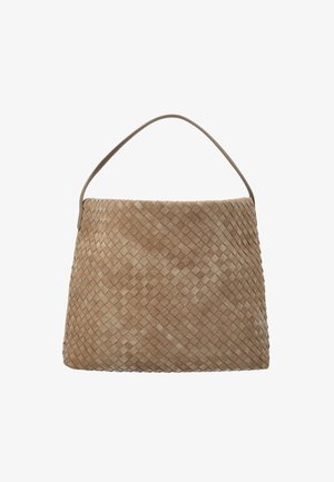 Ruskea kudottu nahkainen käsilaukku leveällä trapezimuodolla ja yhdellä hihnalla valkoisella taustalla.