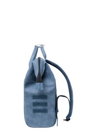Zaino blu realizzato in materiale liscio, con chiusura con cerniera, spallacci regolabili e tre cinghie verticali su un lato.