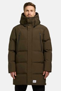 Giacca puffer verde oliva scuro con un ampio cappuccio, due tasche sul petto con zip, una silhouette dritta e un'etichetta con il marchio sull'orlo inferiore.