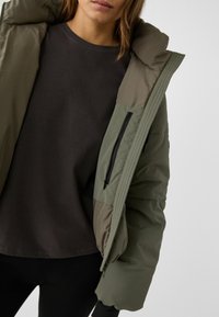 Stradivarius HOODED RUBBERISED PUFFER - Zimska jakna - khaki