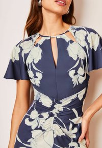 Lipsy RUCHED FRONT KEYHOLE CUT OUT REGULAR FIT - Rochie de zi - navy floral