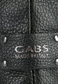 Etichetta in pelle nera testurizzata con lettering argentato in rilievo "GABS MADE IN ITALY" e due borchie argentate per il fissaggio.