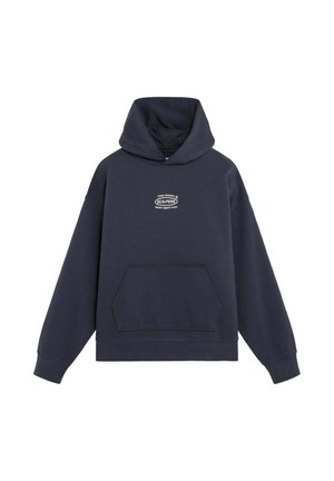 Sudadera con capucha azul marino con un gran bolsillo frontal, puños acanalados y capucha con cordón. Presenta texto de logo blanco en el pecho y textura de tela suave.