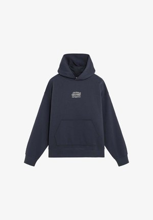 Sudadera con capucha azul marino con un gran bolsillo frontal, puños acanalados y capucha con cordón. Presenta texto de logo blanco en el pecho y textura de tela suave.