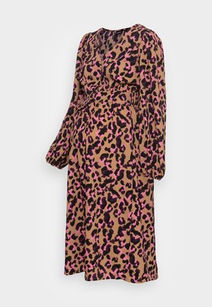 Midikleid mit langen Ärmeln, braunem und pinkem Leopardenmuster und tailliertem Schnitt vor weißem Hintergrund.