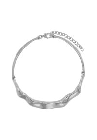 Collana choker in metallo argento con design ondulato, caratterizzata da una superficie liscia e una chiusura con catena regolabile per adattarla alla misura.
