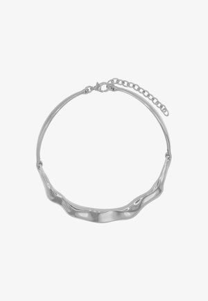 Stříbrný kovový náhrdelník ve tvaru obojku s vlnitým designem, který má hladký povrch a zapínání s nastavovací řetízkem pro velikost.