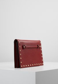 Dorothy Perkins Taška s příčným popruhem - dark red