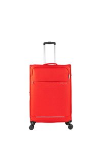 Maleta roja con acabado texturizado, bolsillo frontal con cremallera, asa metálica y cuatro ruedas para facilitar la movilidad. Forma rectangular compacta.