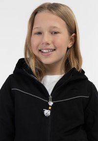 Svart zip-up hoodie med en texturerad yta, med gråa detaljer och en dekorativ dragkedja med blå, gula och vita accenter.