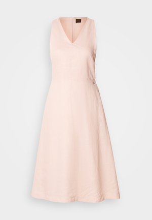 Rózsaszín vászon ujjatlan ruha V-nyakkivágással és testhez simuló fazonnal, ami térd fölé érő szoknyába bővül. Egy kis logó díszíti a derékrészt.