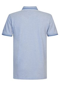 Hellblaues Polohemd aus strukturiertem Stoff, mit einem dunklerblauen Kragen und Ärmelsäumen. Klassischer Schnitt mit kurzen Ärmeln und geradem Saum.