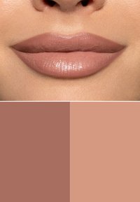 Nude matowa szminka nałożona na usta, przedstawiona z dwoma próbkami kolorów: ciemniejszym mauve i jaśniejszym beżowym odcieniem. Gładka konsystencja i naturalne wykończenie.