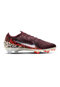 Crampon de football marron avec motif abstrait noir, rouge et beige, virgule Nike blanche et crampons rouges sur une semelle blanche.
