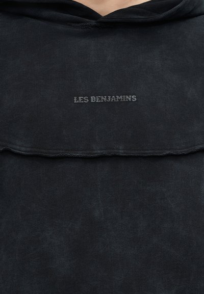 Schwarzer Kapuzenpullover mit "LES BENJAMINS" in kleinen, hellgrauen Buchstaben mittig auf der Brust gestickt.