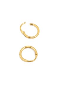 Aros de oro en forma de anillo con un acabado pulido, que presentan un diseño circular sencillo y un pequeño cierre de gancho. Estilo ligero y minimalista.